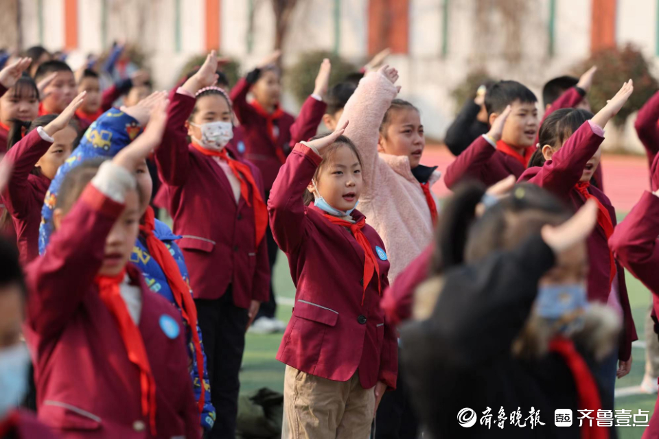 分享雷锋故事致敬身边雷锋，爱都小学开学典礼传承雷锋精神