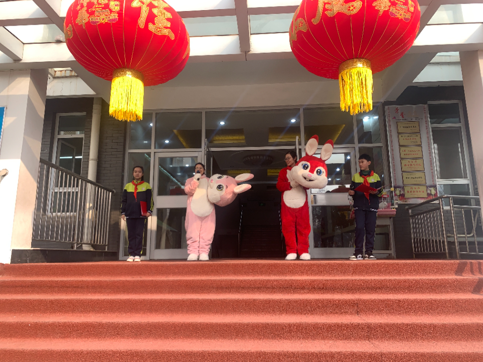 “奋发‘兔’强向未来”济南市德兴街小学学子新学期如约而至