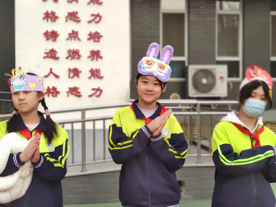 “奋发‘兔’强向未来”济南市德兴街小学学子新学期如约而至