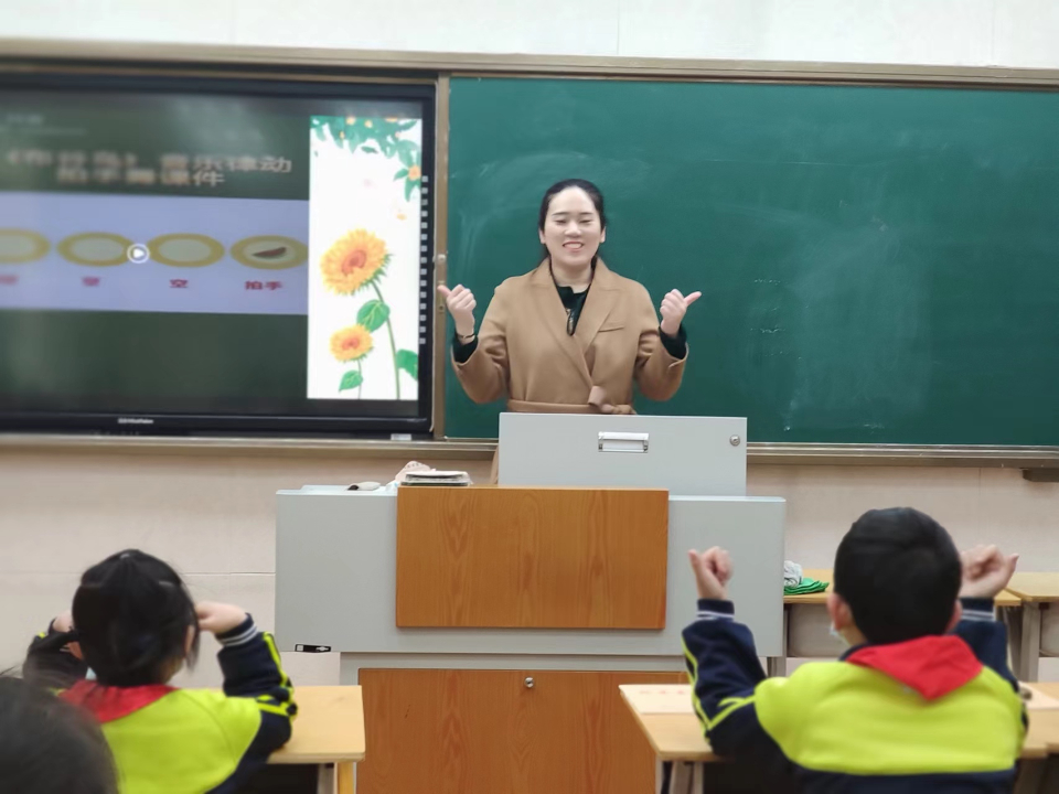 “奋发‘兔’强向未来”济南市德兴街小学学子新学期如约而至