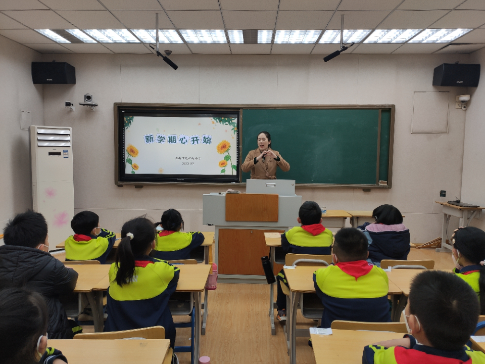 “奋发‘兔’强向未来”济南市德兴街小学学子新学期如约而至