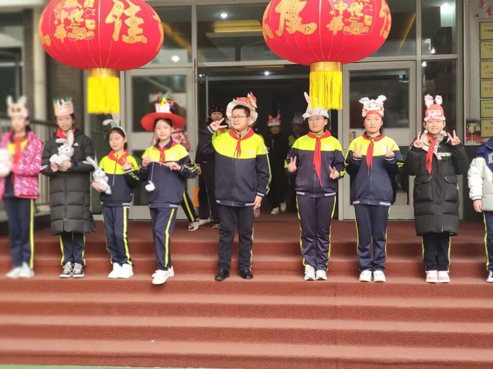 “奋发‘兔’强向未来”济南市德兴街小学学子新学期如约而至