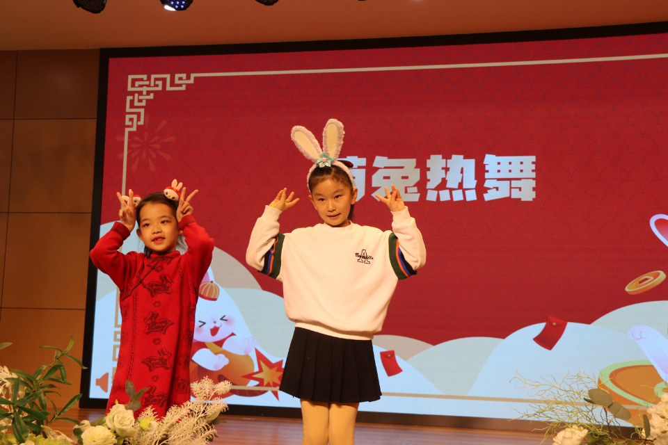 “萌兔”送祝福，济南市槐荫区恒新小学举办开学典礼