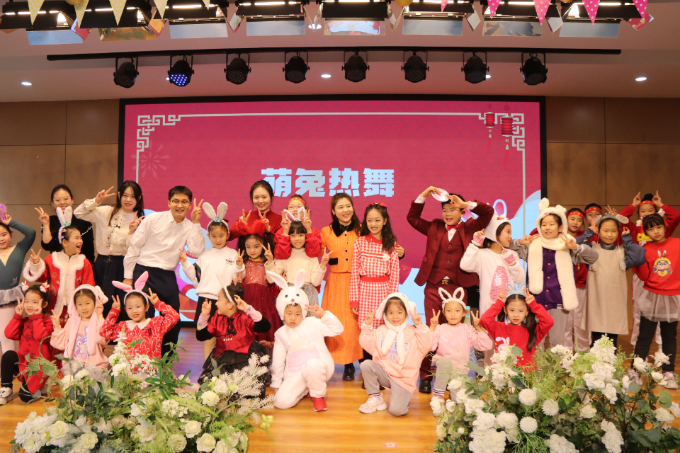 “萌兔”送祝福，济南市槐荫区恒新小学举办开学典礼