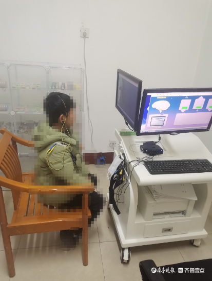 根据孩子的具体情况，科室制定了最佳治疗方案：脑电生物反馈治疗配合中