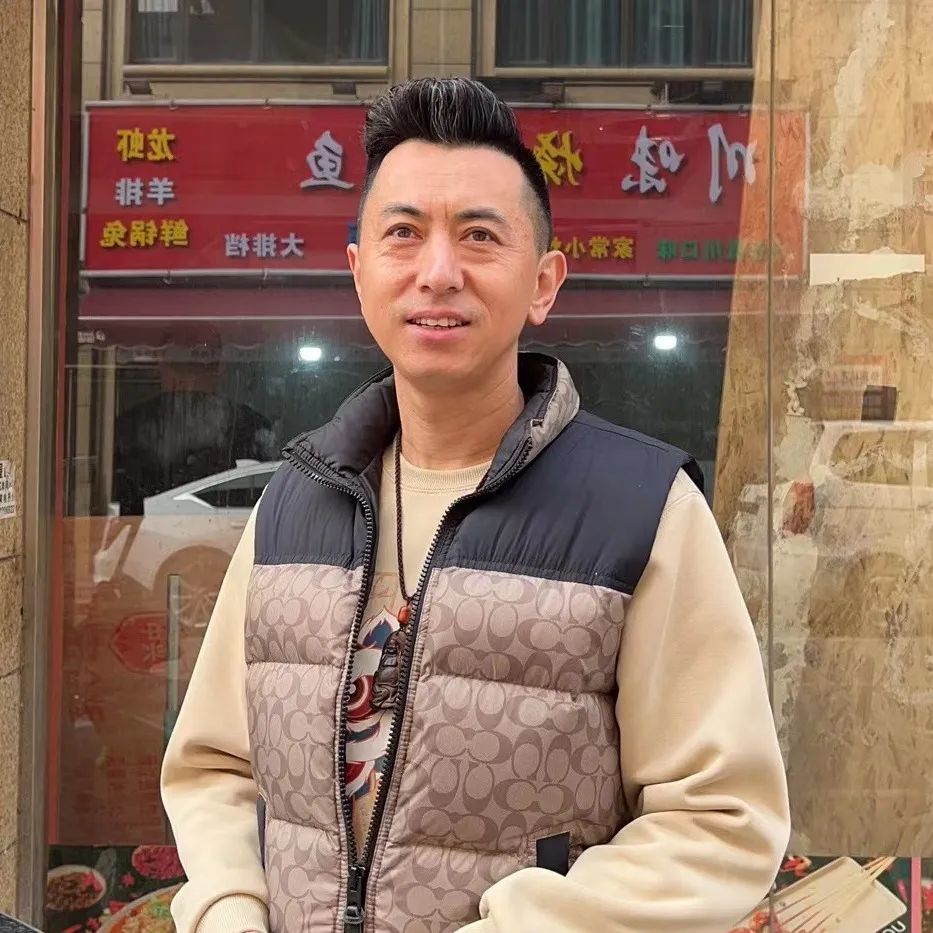 目前,李先生正在积极地准备开业相关事宜:"预计10天左右就可以开业了"