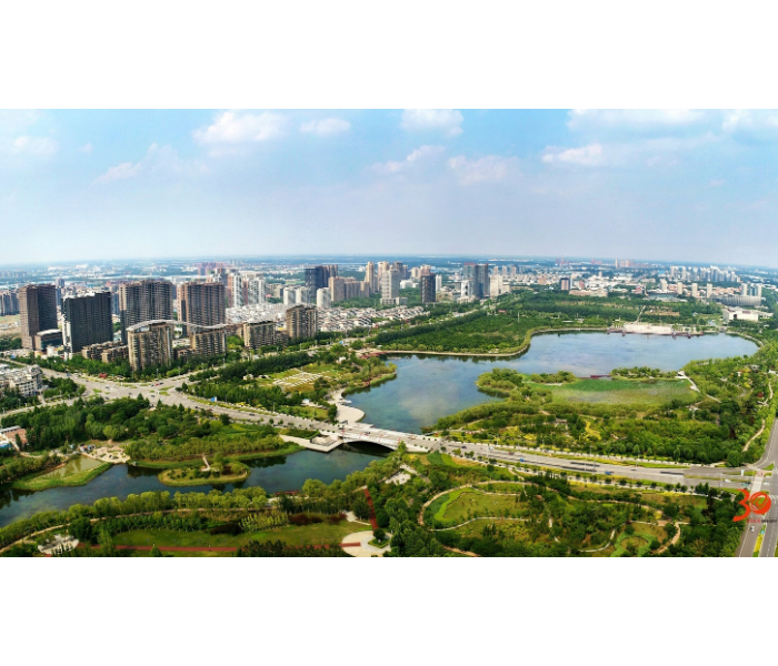 长河街道办事处位于德州天衢新区西部，西连德城区，东邻宋官屯街道，辖区总面积16.8平方公里。重点发展金融业、现代服务业、商贸、物流、建材、餐饮、信息等第三产业。