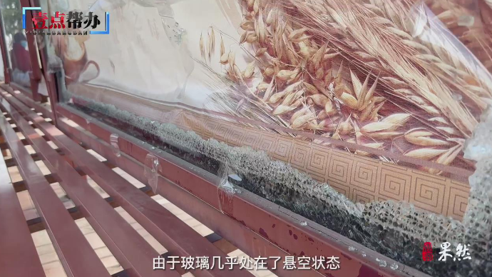 壹点帮办|济宁一公交站灯箱玻璃破裂存隐患，帮办介入后迅速修复