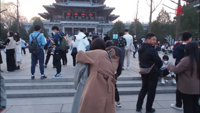 果然视频｜拖着箱子牵着情侣，千百外地游客等候超然楼亮灯