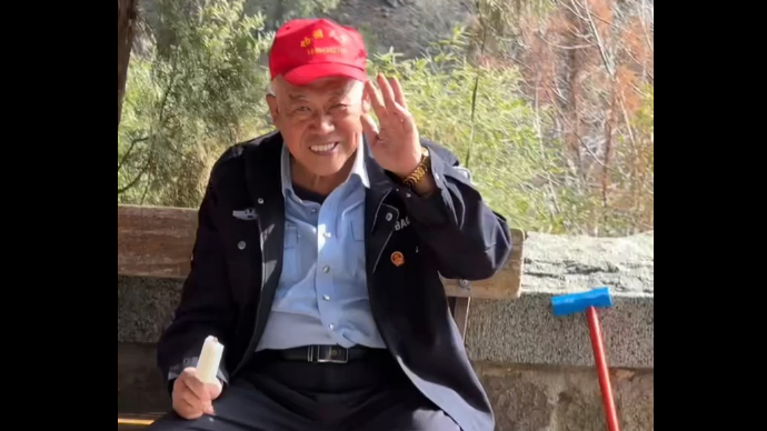 果然视频丨三月天爬泰山，游客下山竟爱吃“冰棍”