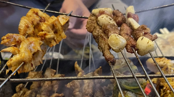 直播济南|一支串带火一座城！“串都”济南VS出圈的淄博烧烤