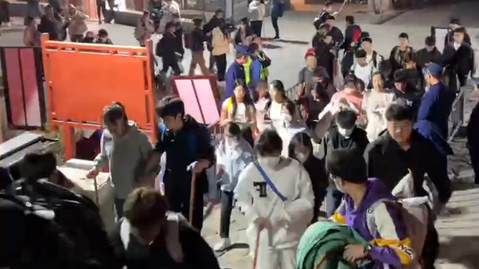 果然视频｜寒潮降温来袭，外地游客夜爬泰山，热情丝毫不减！