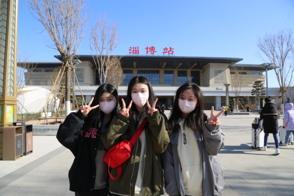 壹点图集｜全国大学生奔赴“撸串”，淄博站挤满来吃烧烤的大学生