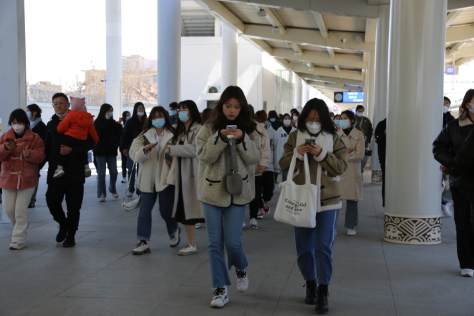 壹点图集｜全国大学生奔赴“撸串”，淄博站挤满来吃烧烤的大学生