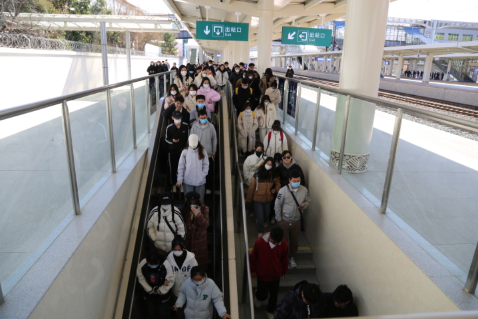 壹点图集｜全国大学生奔赴“撸串”，淄博站挤满来吃烧烤的大学生