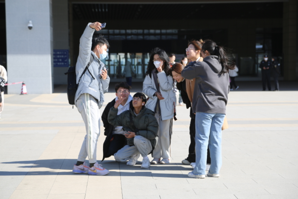 壹点图集｜全国大学生奔赴“撸串”，淄博站挤满来吃烧烤的大学生