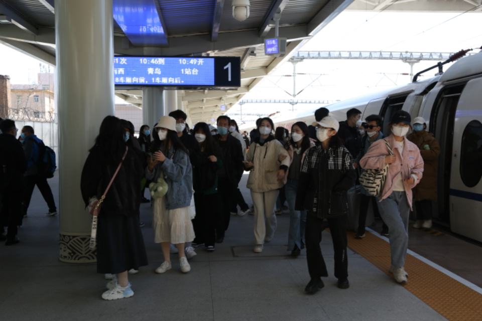 壹点图集｜全国大学生奔赴“撸串”，淄博站挤满来吃烧烤的大学生