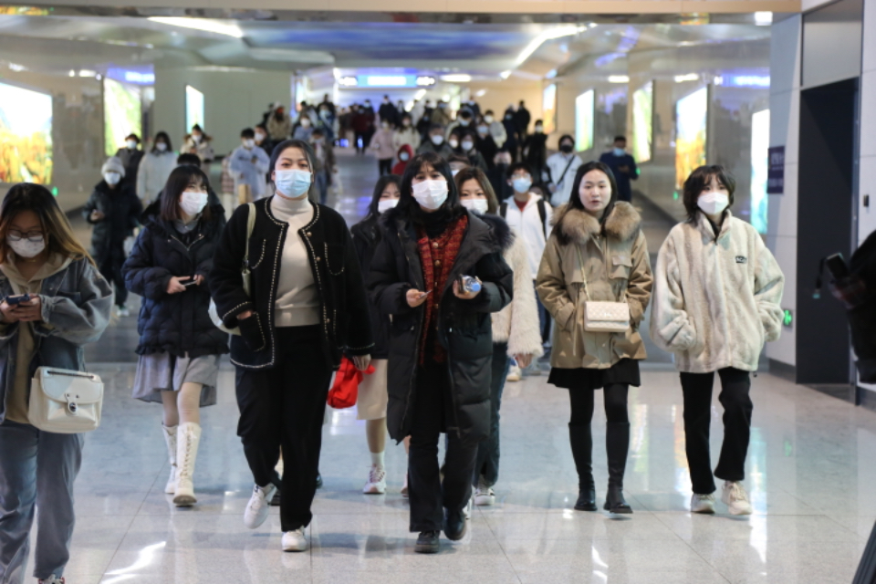 壹点图集｜全国大学生奔赴“撸串”，淄博站挤满来吃烧烤的大学生