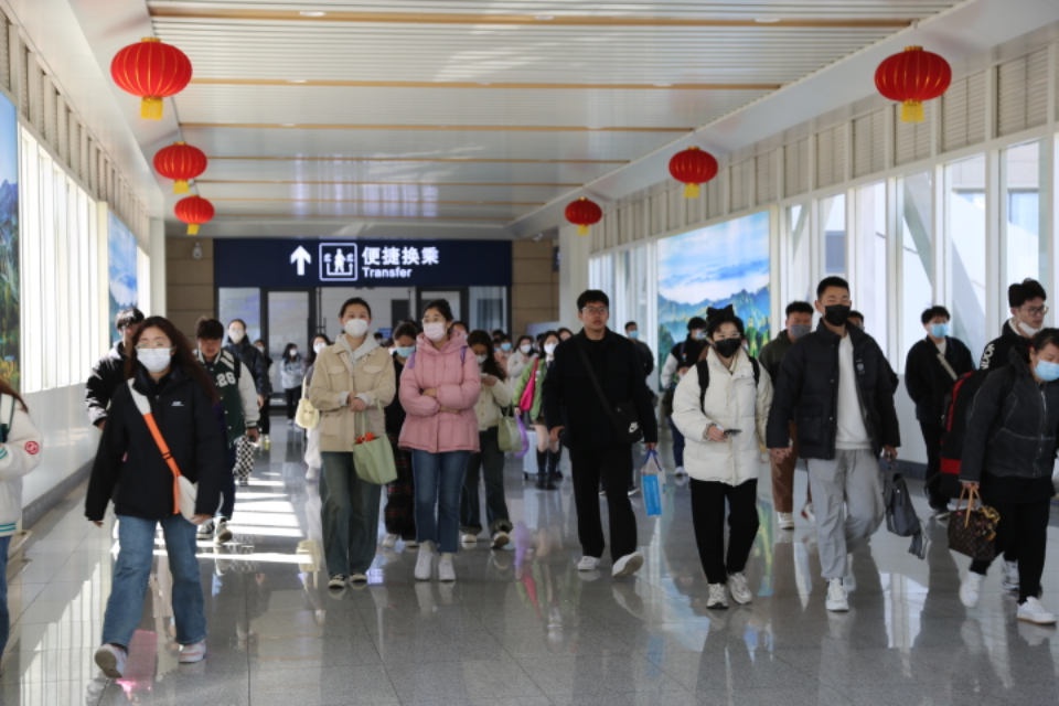 壹点图集｜全国大学生奔赴“撸串”，淄博站挤满来吃烧烤的大学生