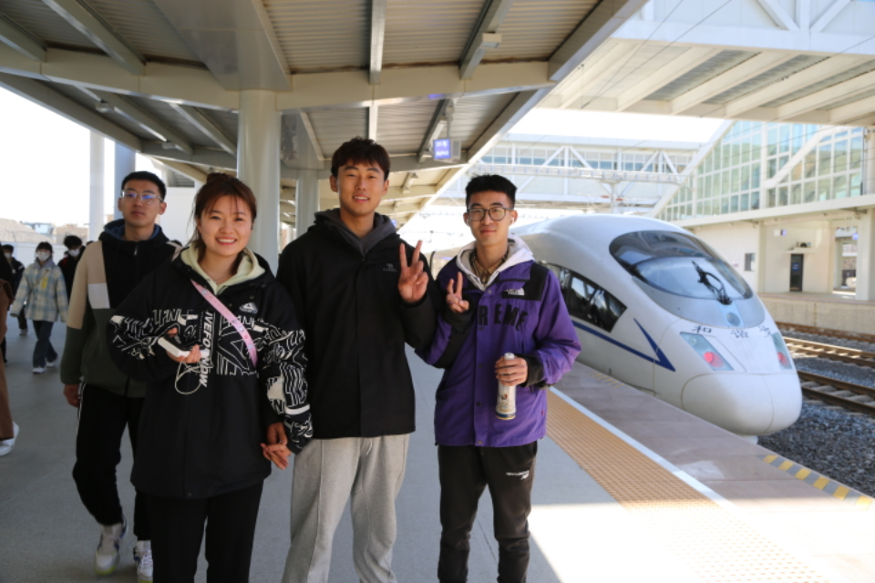 壹点图集｜全国大学生奔赴“撸串”，淄博站挤满来吃烧烤的大学生