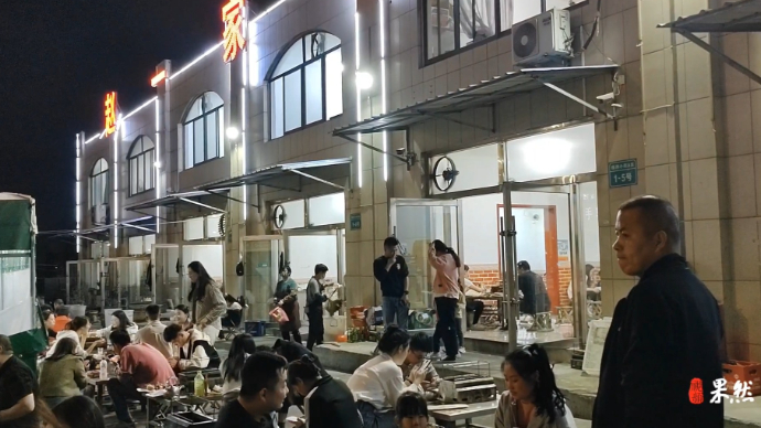 果然视频|一天卖出三万串！淄博烧烤火出圈，烧烤店人气爆棚