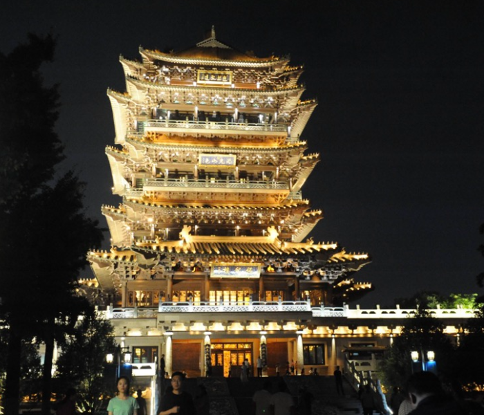 济南超然楼“点亮”、泰山免费爆火、淄博烧烤出圈，烟台开花石“开满人”……山东新晋网红地标再一次火起来！解读山东网红城市流量密码，跟着齐鲁晚报·齐鲁壹点记者们来打卡吧！