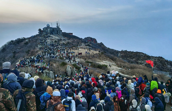 2023年,泰山旅游、泰安文旅强势复苏,泰山火了!齐鲁晚报·齐鲁壹点泰安融媒中心快速反应,用脚步丈量泰山,组织生产百余篇短视频、图集、文稿,全方位展现泰山、泰安的文化、生活、旅游,多次登上热搜,让“中华泰山 国泰民安”的城市形象深入人心!