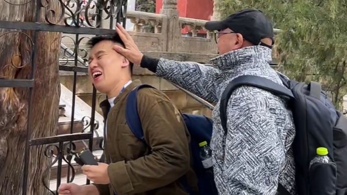果然视频｜境外旅行商来泰安岱庙，闭眼摸福石，摸到同伴脑袋
