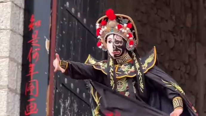 果然视频丨境外旅行商到泰安东平水浒大寨，观看川剧变脸表演