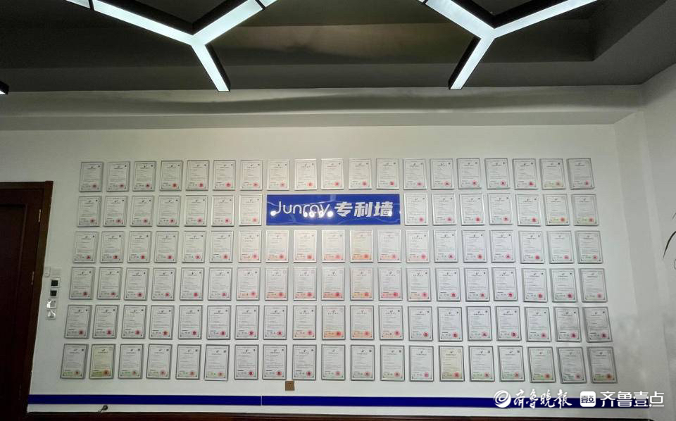 公司历年所获得的各种专利证书布满了大半的墙面