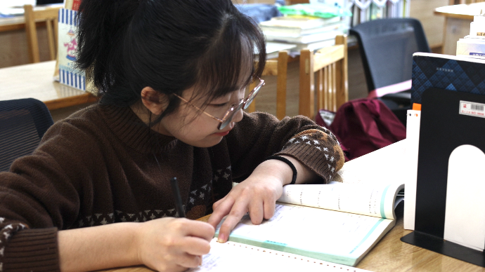 果然视频｜“00后”大学生侯皓玥：“摇晃”的人生一样会看到光