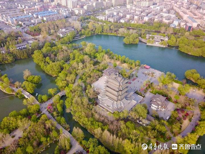 仲春济南大明湖航拍，桃红绿柳碧水蓝天