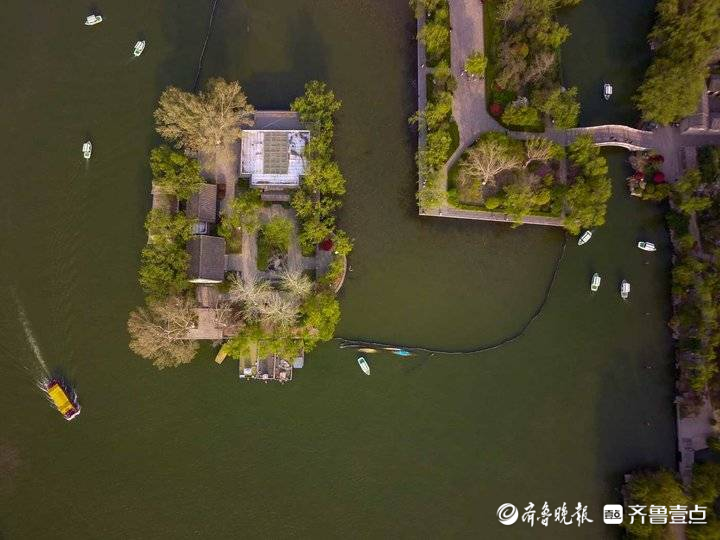 仲春济南大明湖航拍，桃红绿柳碧水蓝天
