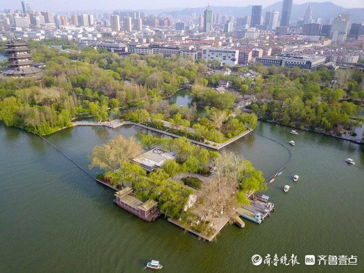 仲春济南大明湖航拍，桃红绿柳碧水蓝天