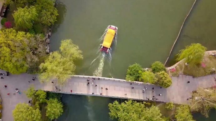 果然视频|航拍仲春济南大明湖，桃红绿柳碧水蓝天