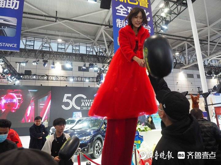 2023齐鲁国际车展,美丽女孩扮高空不倒翁逗乐观众