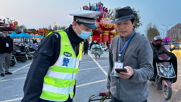 牡丹园周边实施交通管制，牡丹交警助力国际牡丹文化旅游节