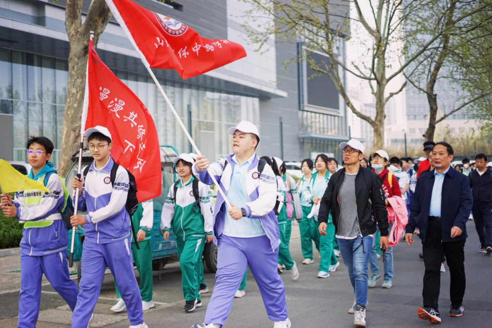山大附中奥体中路学校举行大型励志远足活动-齐鲁晚报·齐鲁壹点