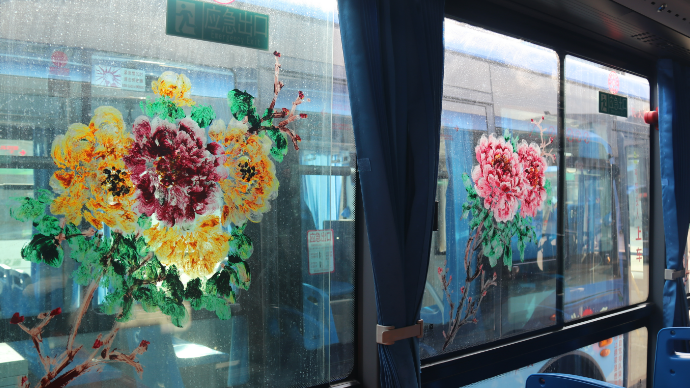 菏泽城际公交牡丹主题车厢亮相 一起坐着公交赏“牡丹”！