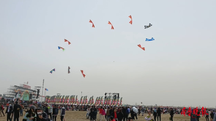 果然视频|四线风筝表演赛，众人齐心协力表演空中芭蕾