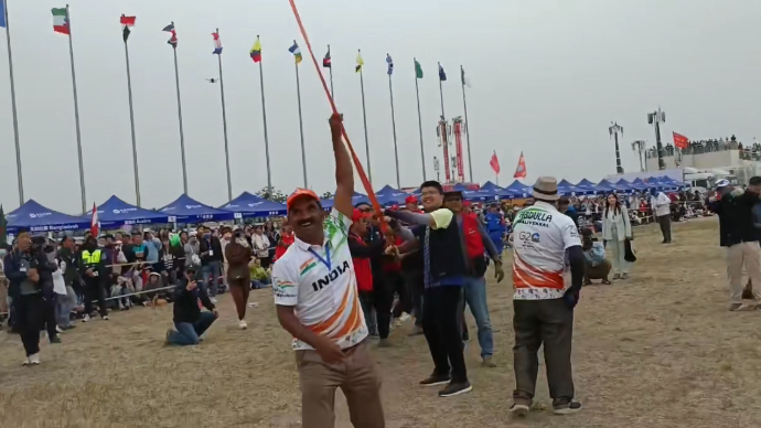 果然视频|国际力量！外国友人伸出援手助力巨大风筝上天