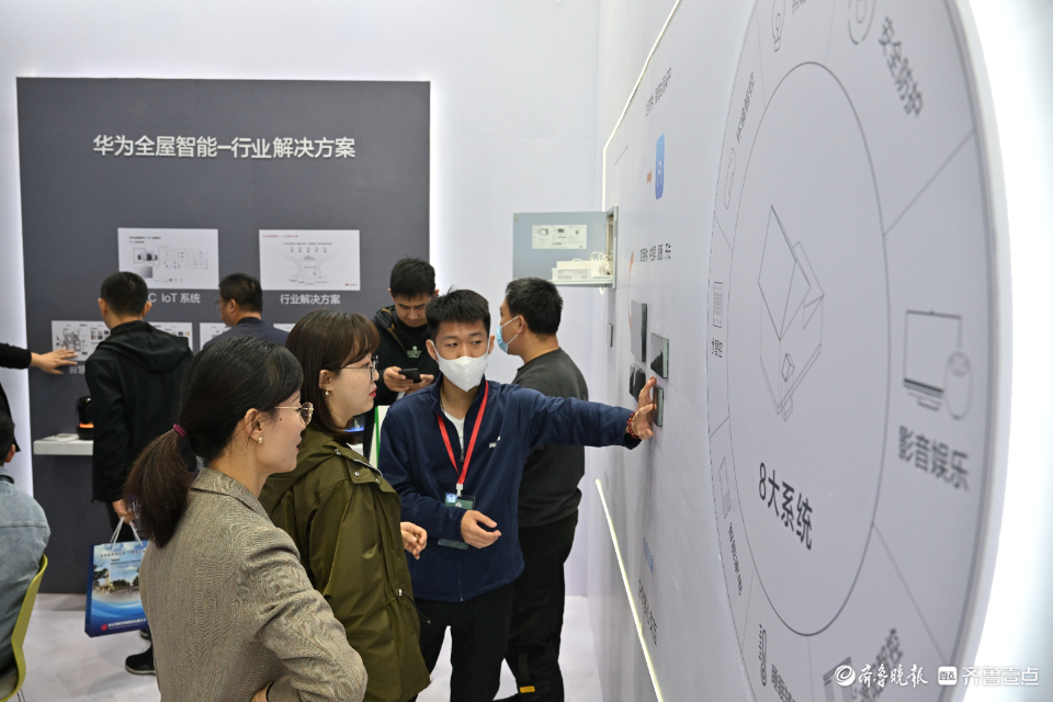 建筑机器人亮相山东绿博会，腻子施工速度比人工快10倍！