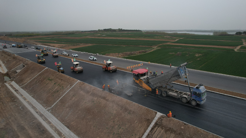 近日,由山东高速集团投资建设的明村至董家口公路工程(明董项目)沥青