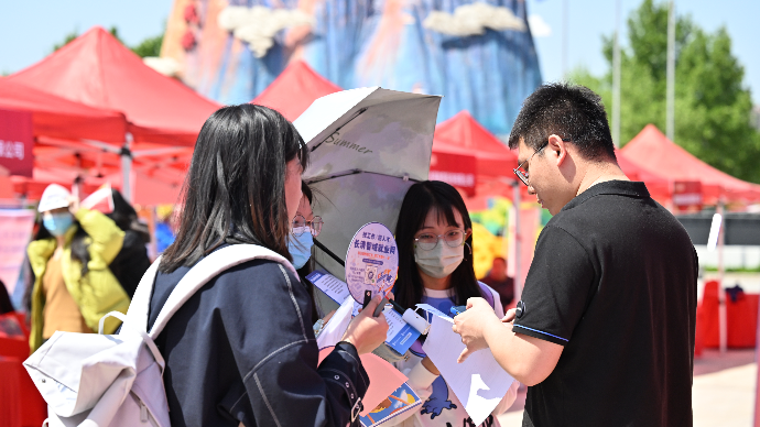 果然视频｜齐鲁制药成招聘会热门企业，众多毕业生现场投简历