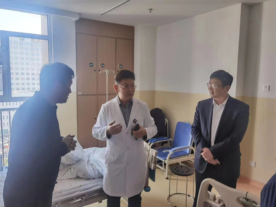 潍坊医学院党委书记刘军来看望洛桑次仁当晚,安建雄博士精心组织医疗