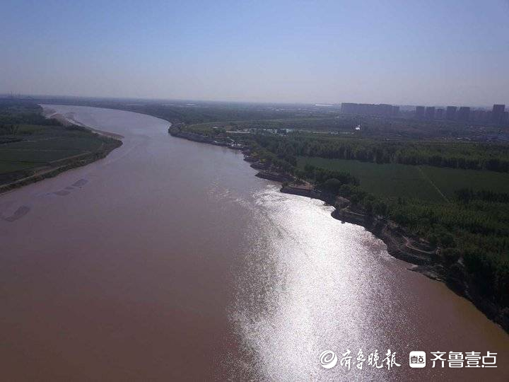 济南黄河段正处于年度低水位阶段，河底部分沙洲露出