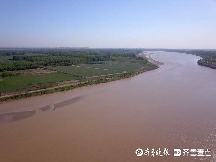 济南黄河段正处于年度低水位阶段，河底部分沙洲露出