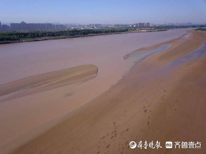 济南黄河段正处于年度低水位阶段，河底部分沙洲露出