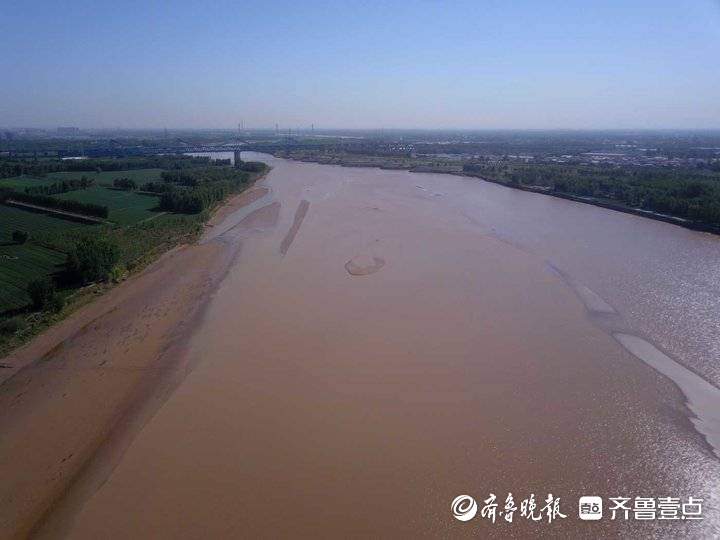 济南黄河段正处于年度低水位阶段，河底部分沙洲露出