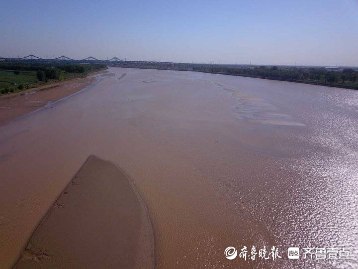 济南黄河段正处于年度低水位阶段，河底部分沙洲露出
